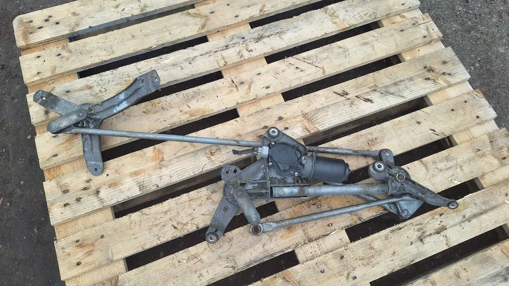 Front wiper linkage and motor