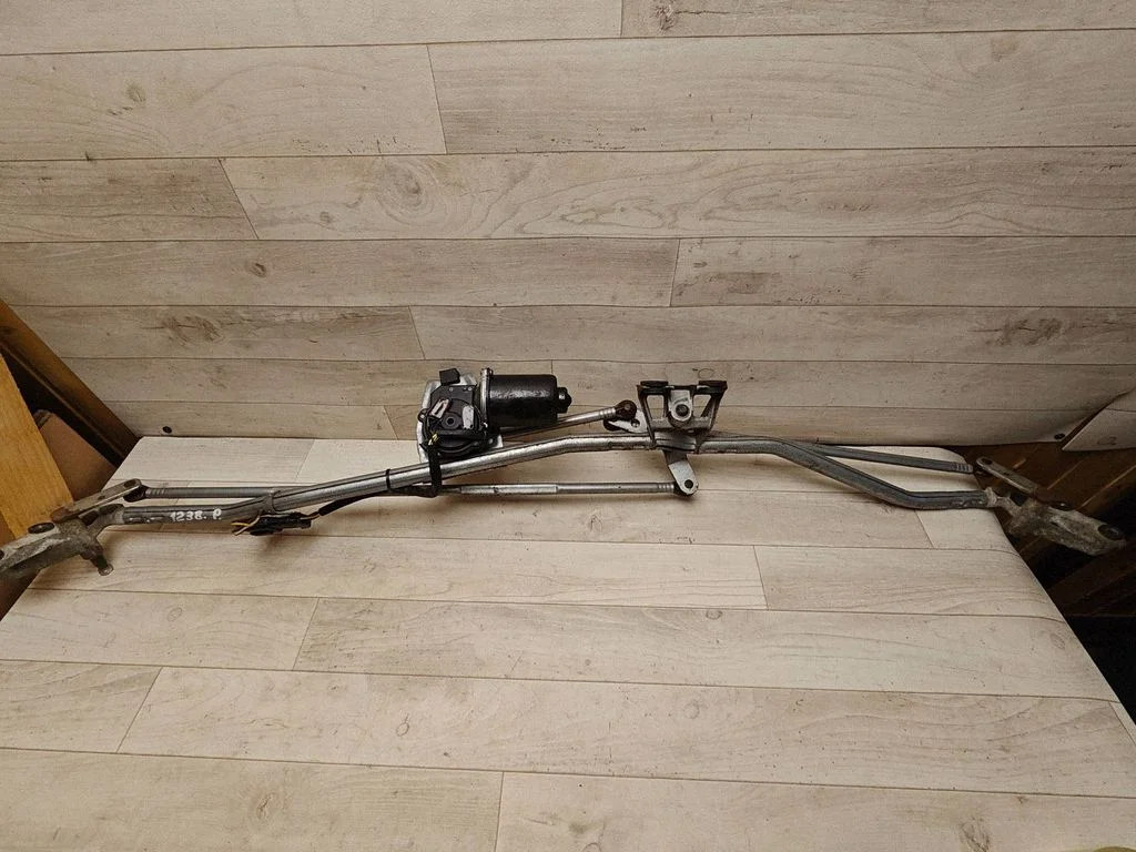 Front wiper linkage and motor 23003435