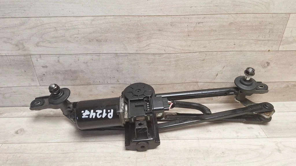Mechanizm wycieraczek z silniczkiem