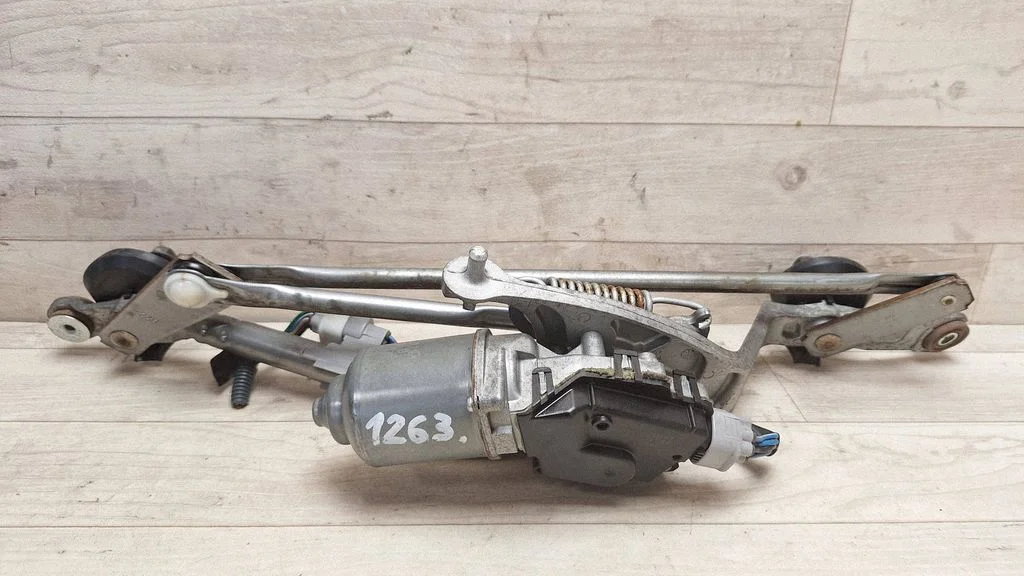 Front wiper linkage and motor – Toyota Auris 150 (2006-2012)