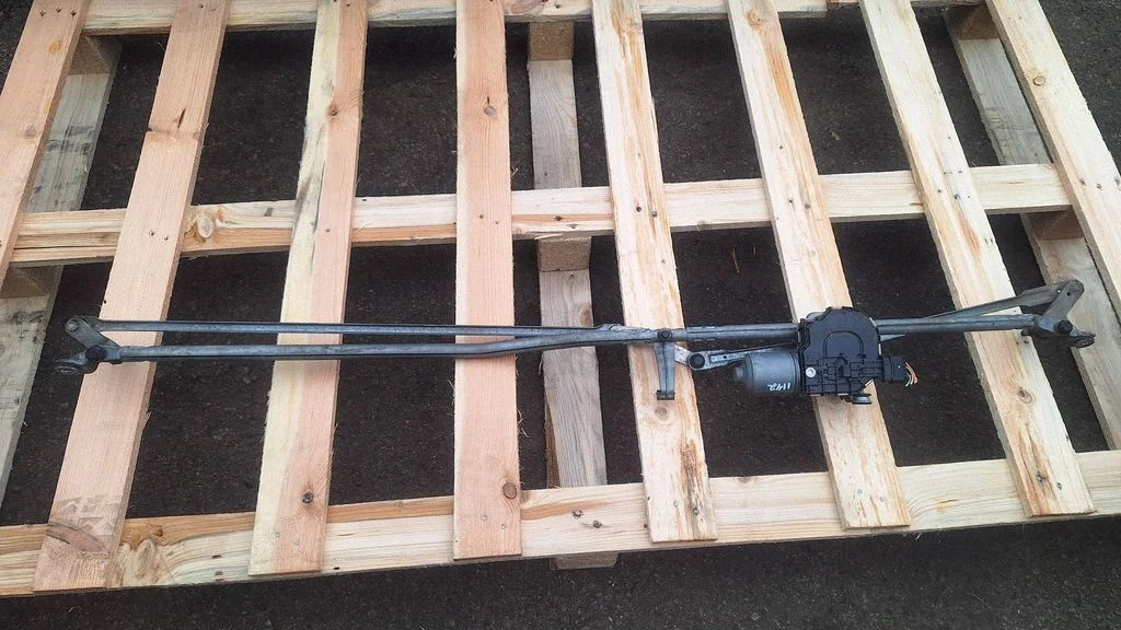 Front wiper linkage and motor – Peugeot 308 (2007-2013)