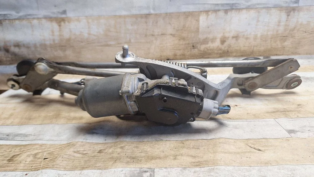 Front wiper linkage and motor – Toyota Auris 150 (2006-2012)