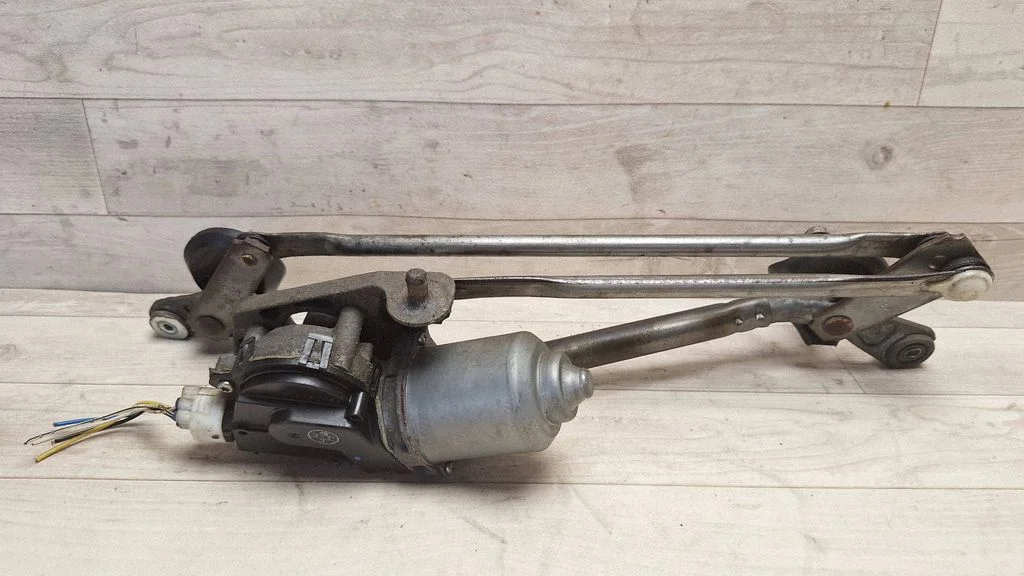 Front wiper linkage and motor
