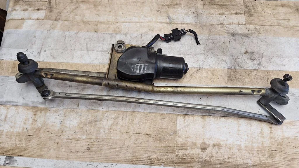 Front wiper linkage and motor