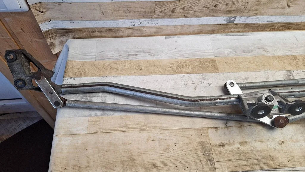Front wiper linkage and motor