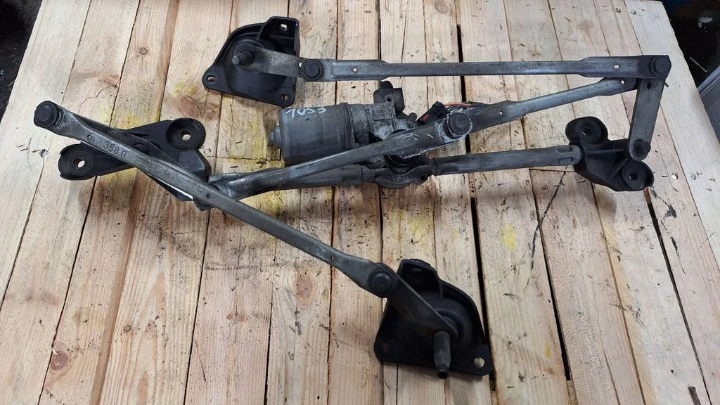 Front wiper linkage and motor