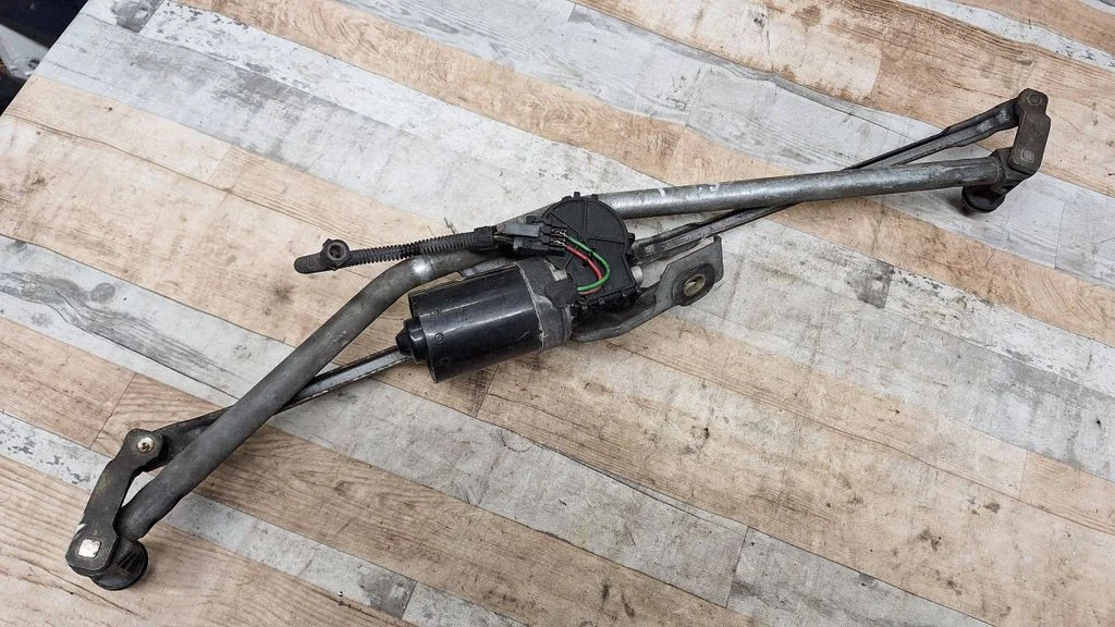 Front wiper linkage and motor