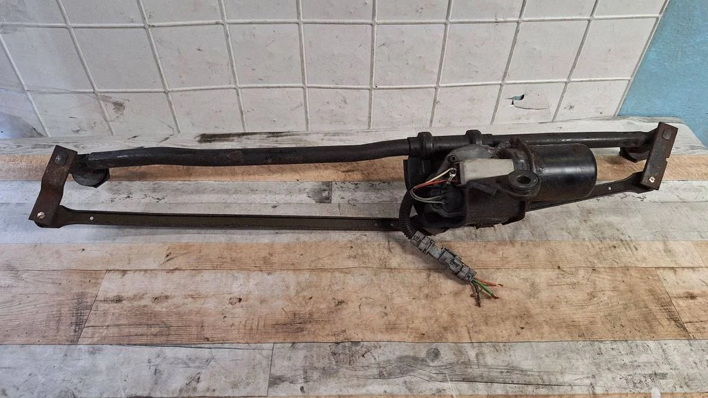 Front wiper linkage and motor