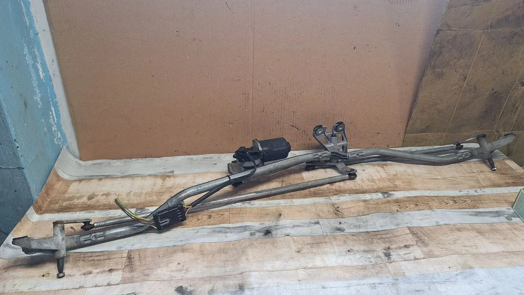 Front wiper linkage and motor