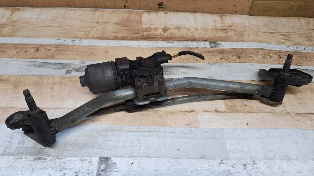 Mechanizm wycieraczek z silniczkiem 13111211