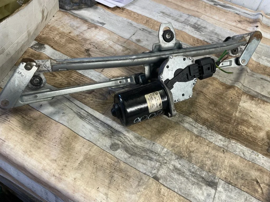 Front wiper linkage and motor 1J1955113C