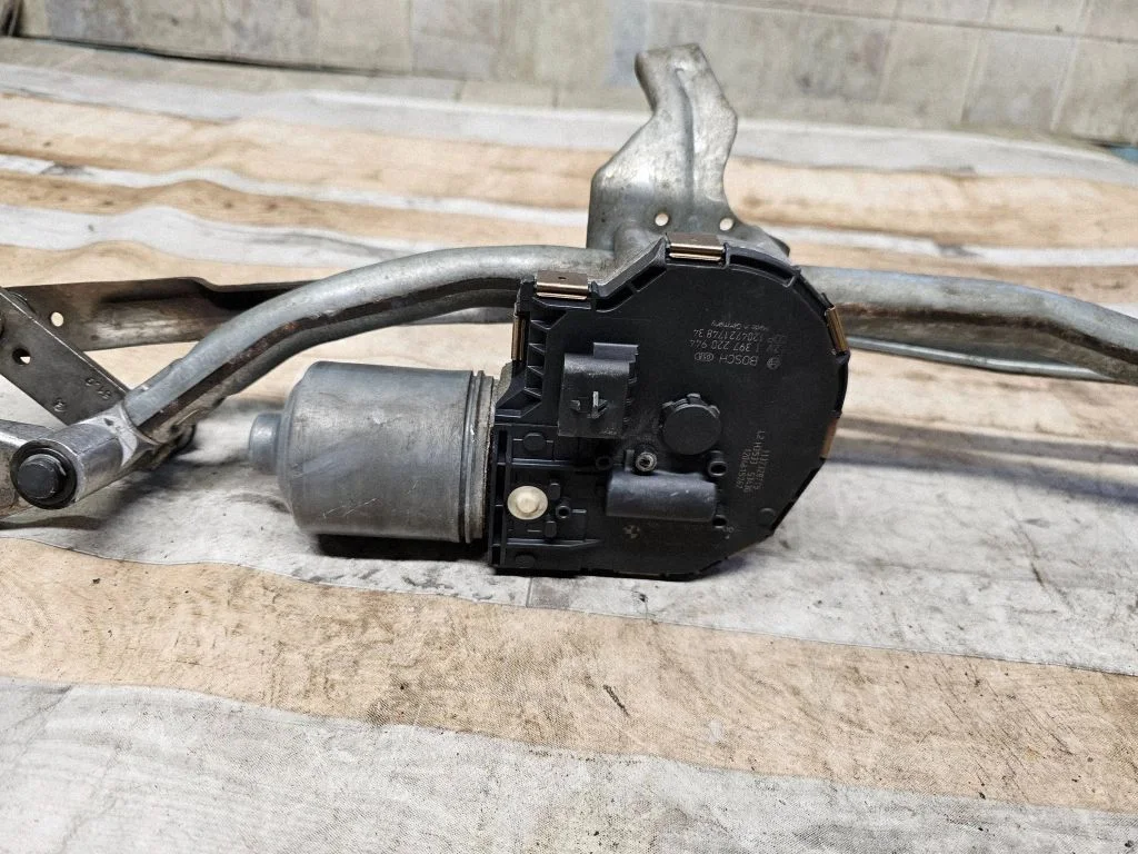 Front wiper linkage and motor 7306274