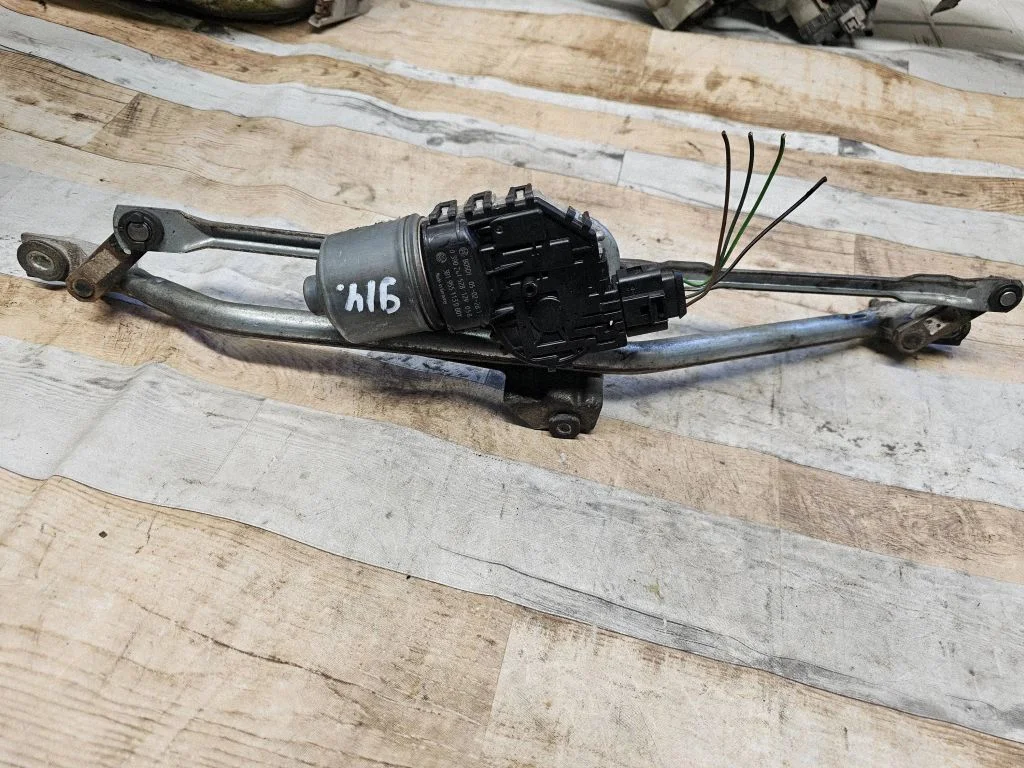 Mechanizm wycieraczek z silniczkiem 8D1955605B