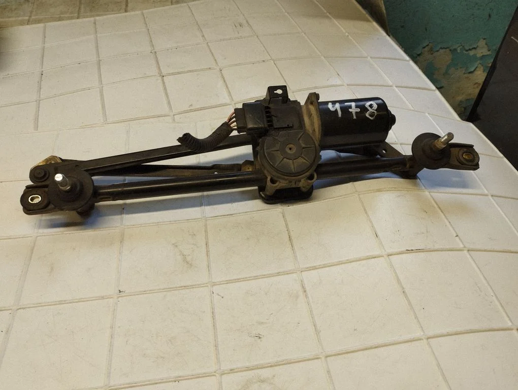 Front wiper linkage and motor