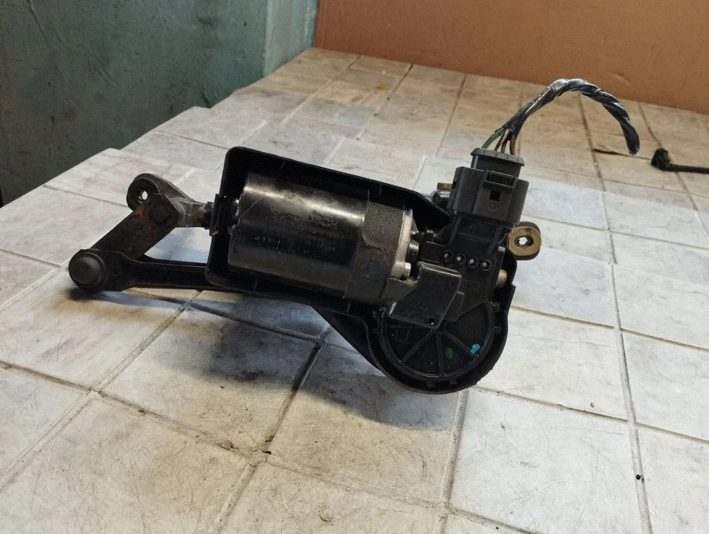 Front wiper linkage and motor 006B20070