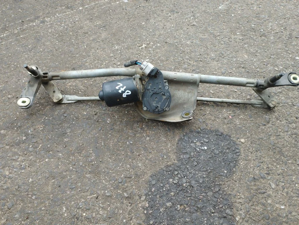 Front wiper linkage and motor – Toyota Avensis T220 (1997-2000)