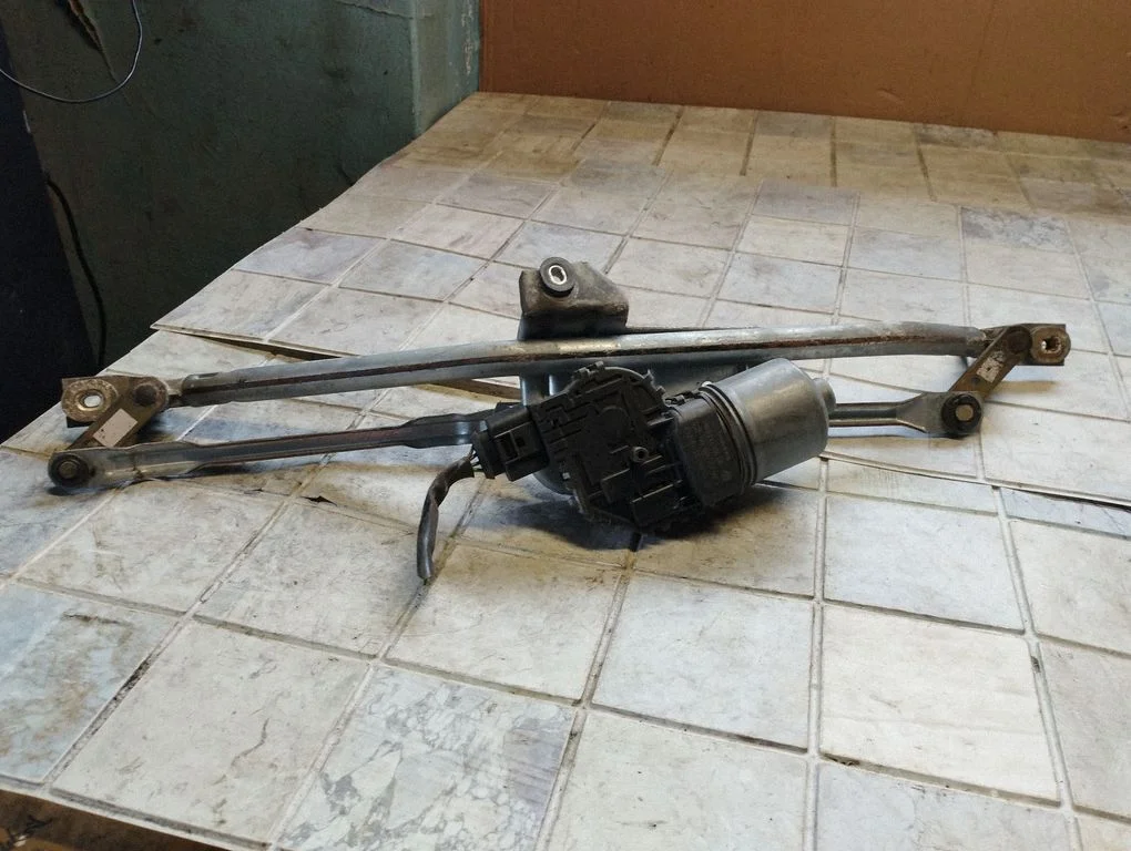 Front wiper linkage and motor – Volkswagen Passat B5.5 (2001-2005)