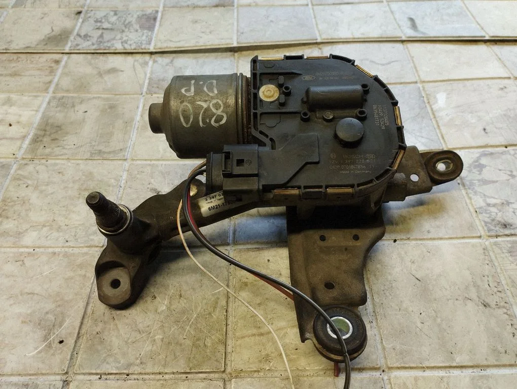 Front wiper linkage and motor 6M2117508BD