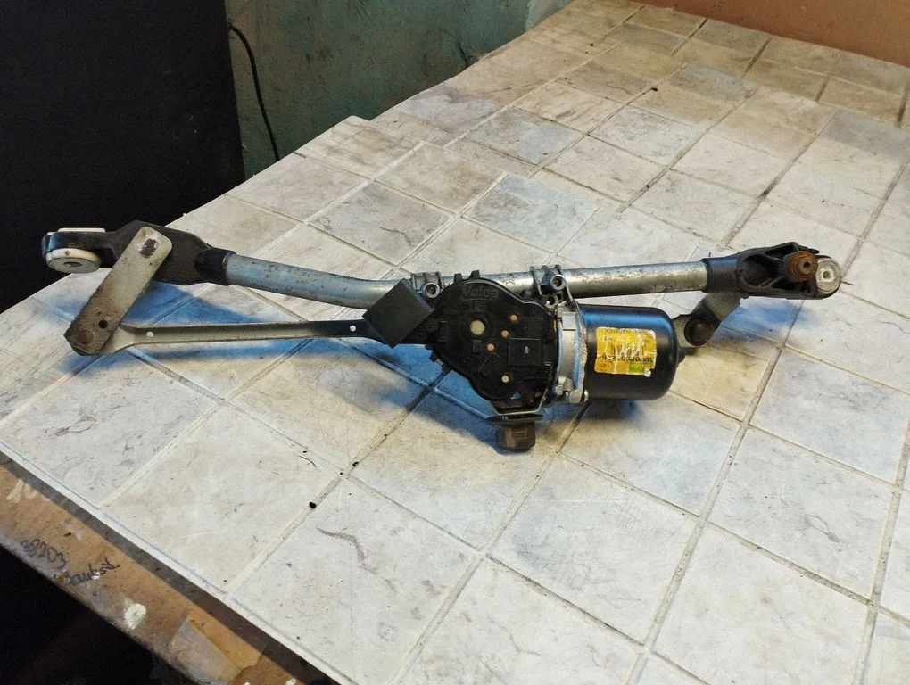 Front wiper linkage and motor – Renault Megane III (2009-2016)