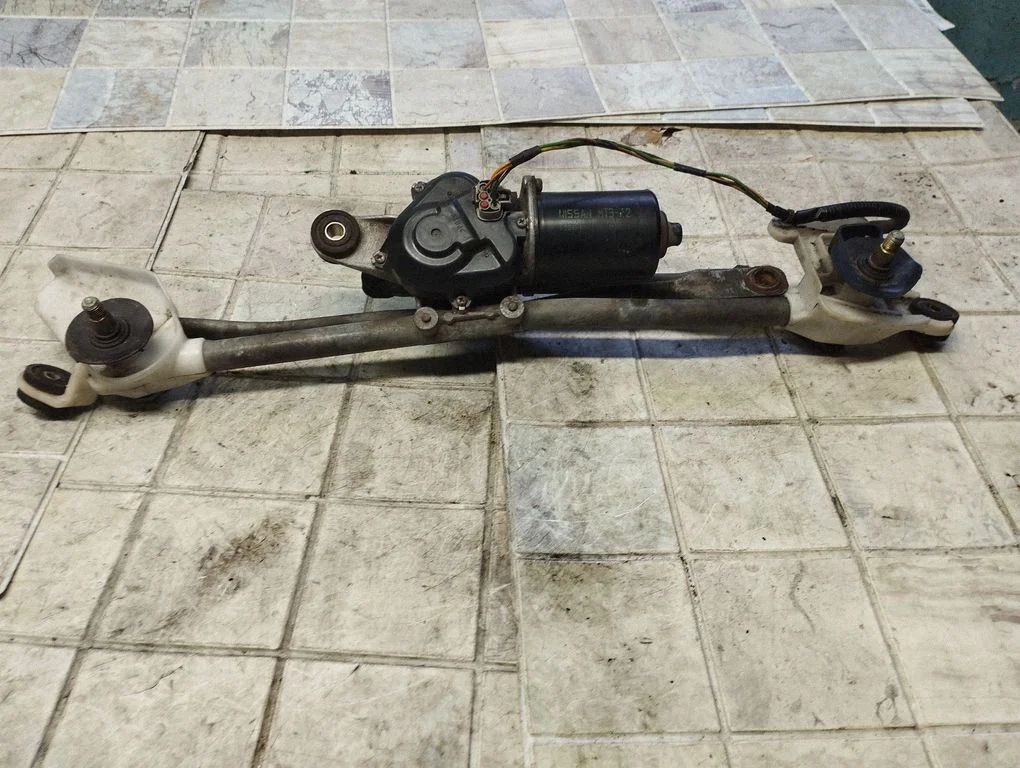 Front wiper linkage and motor – Nissan Micra (2003-2007)