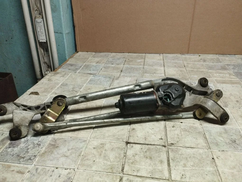 Front wiper linkage and motor – Nissan Primera (2002-2007)