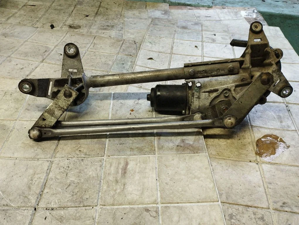 Front wiper linkage and motor – Honda Accord (2003-2007)