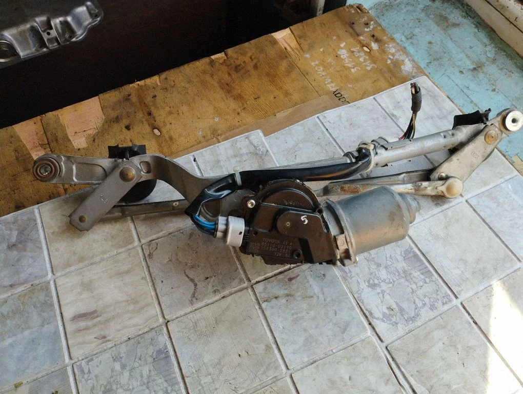 Front wiper linkage and motor – Toyota Auris 150 (2006-2012)
