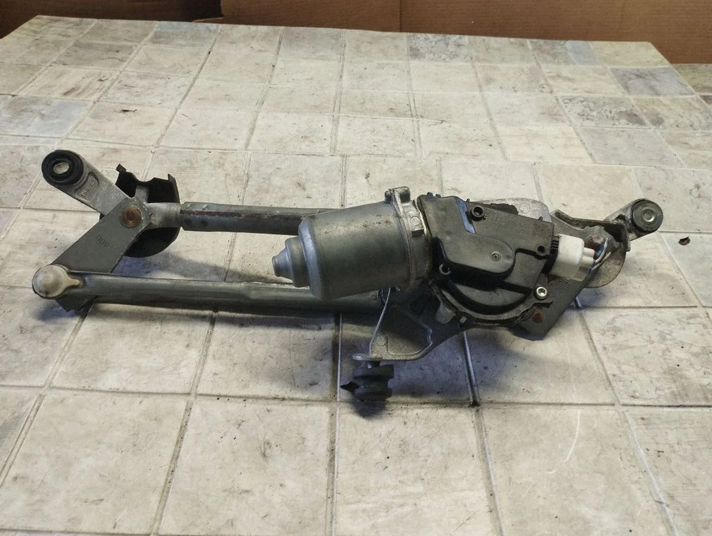 Front wiper linkage and motor – Toyota Yaris (2006-2011)