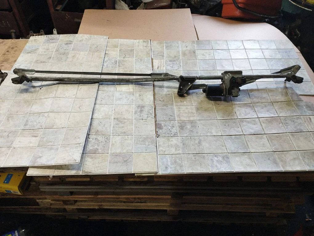 Front wiper linkage and motor – Peugeot 307 (2001-2005)