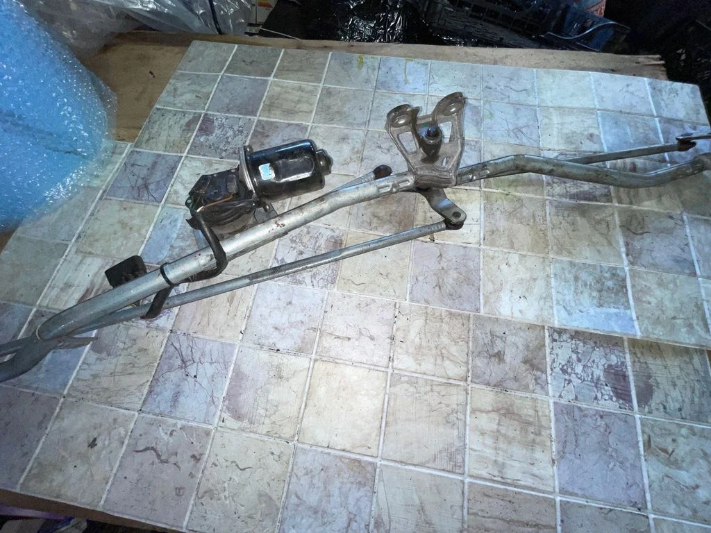 Front wiper linkage and motor 93390344