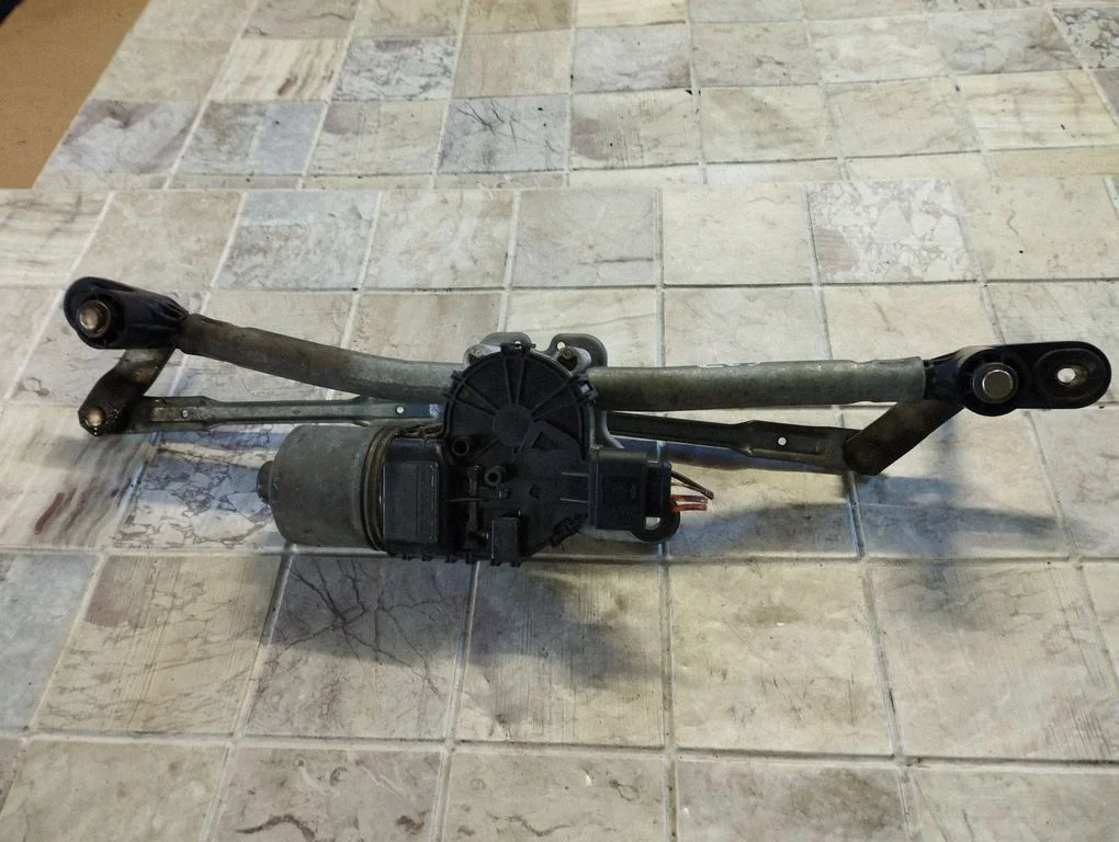 Front wiper linkage and motor – Fiat Croma (2006-2016)