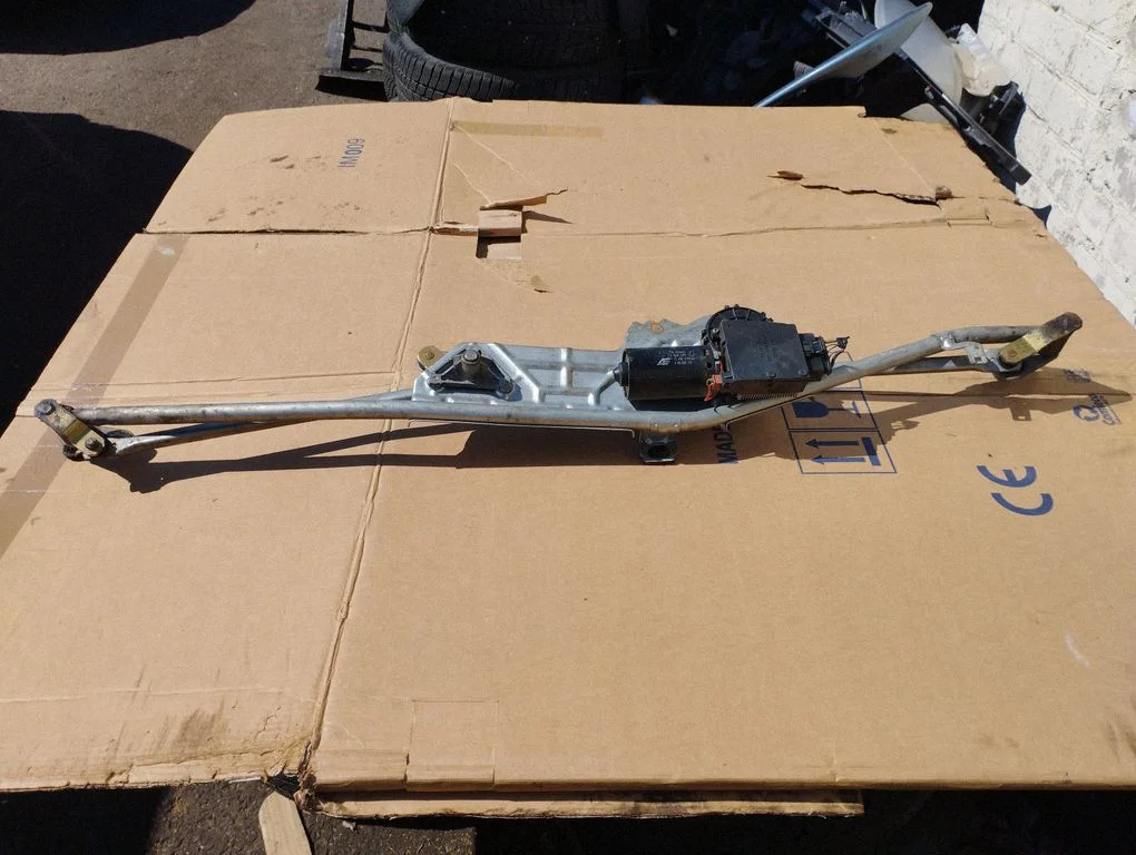 Front wiper linkage and motor 7M1955113