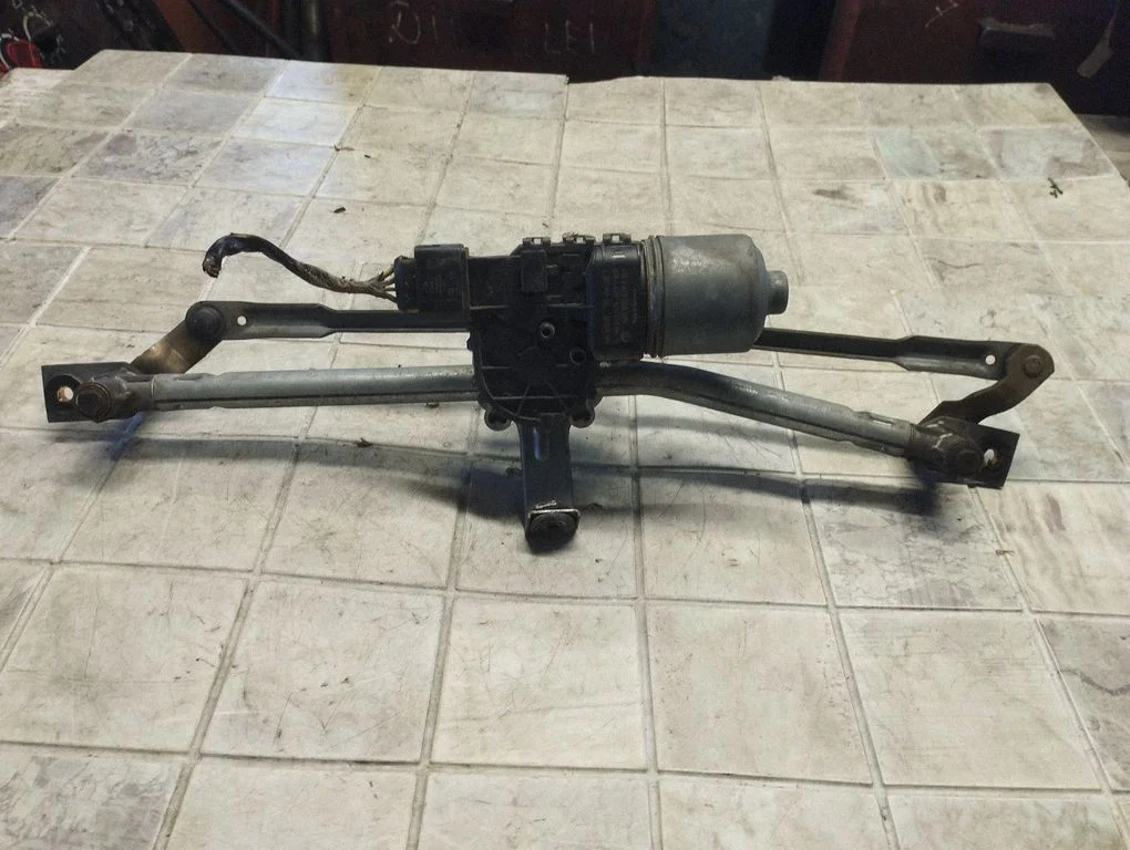 Front wiper linkage and motor 0390241524