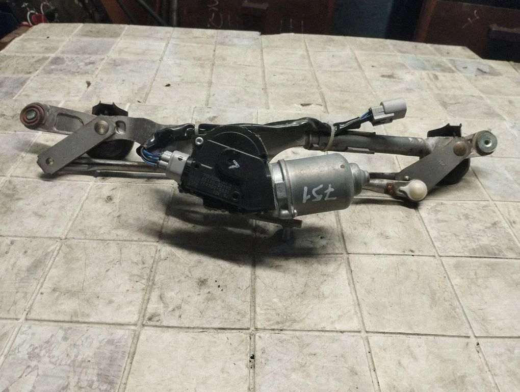 Front wiper linkage and motor – Toyota Auris 150 (2006-2012)