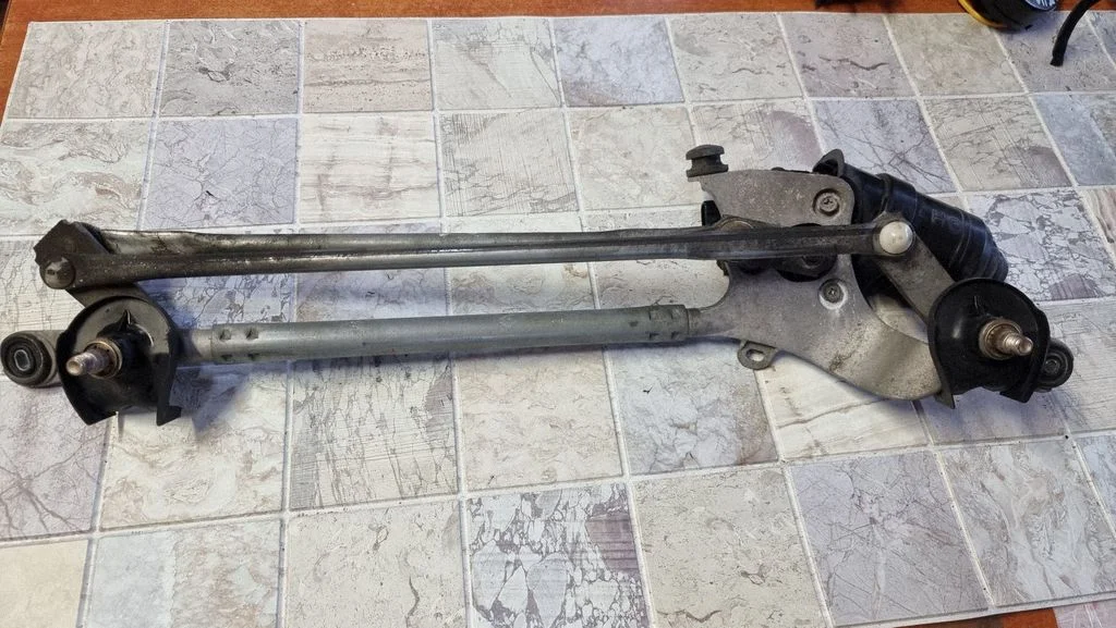 Front wiper linkage and motor – Toyota RAV 4 (XA30) (2006-2016)
