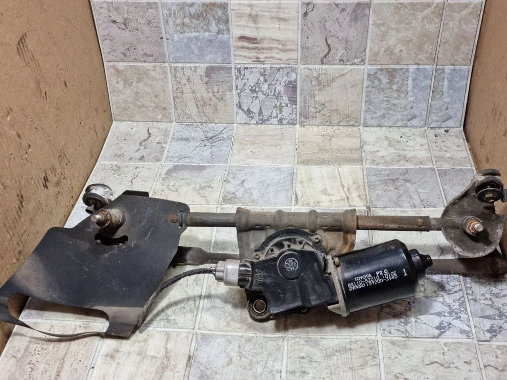 Front wiper linkage and motor – Toyota Yaris Verso (1999-2005)