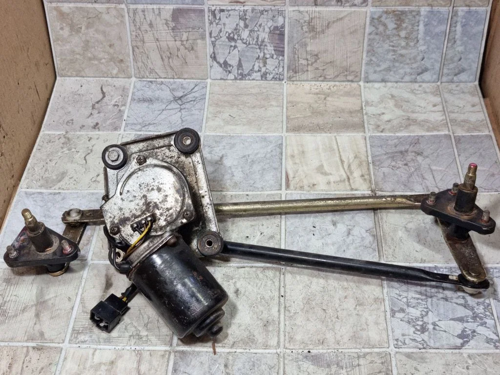 Front wiper linkage and motor