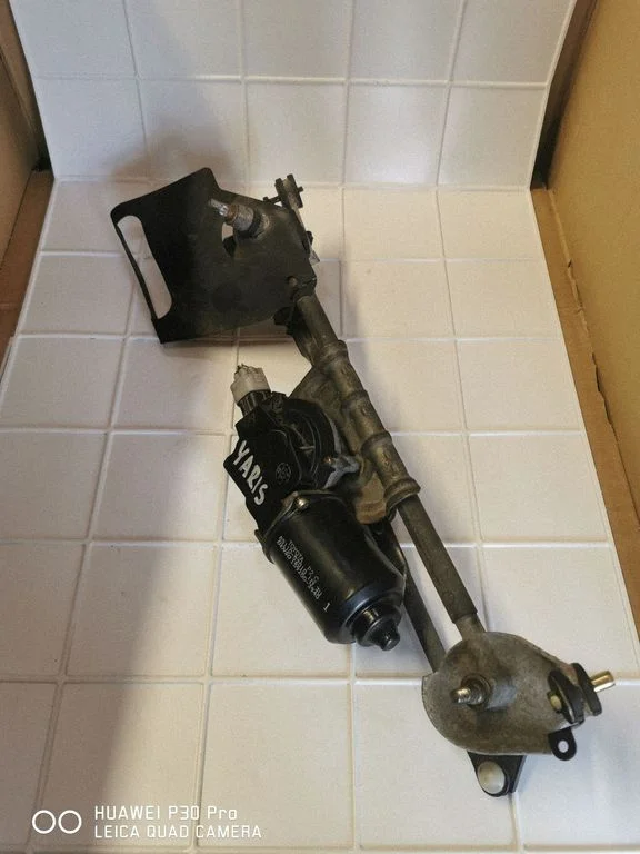 Front wiper linkage and motor – Toyota Yaris Verso (1999-2005)