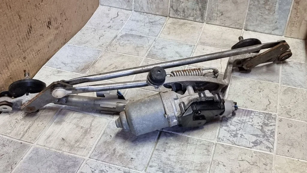Front wiper linkage and motor – Toyota Auris 150 (2006-2012)