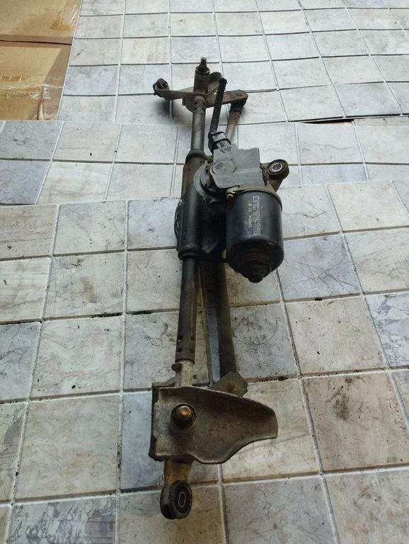 Front wiper linkage and motor – Toyota RAV 4 (XA20) (2000-2005)