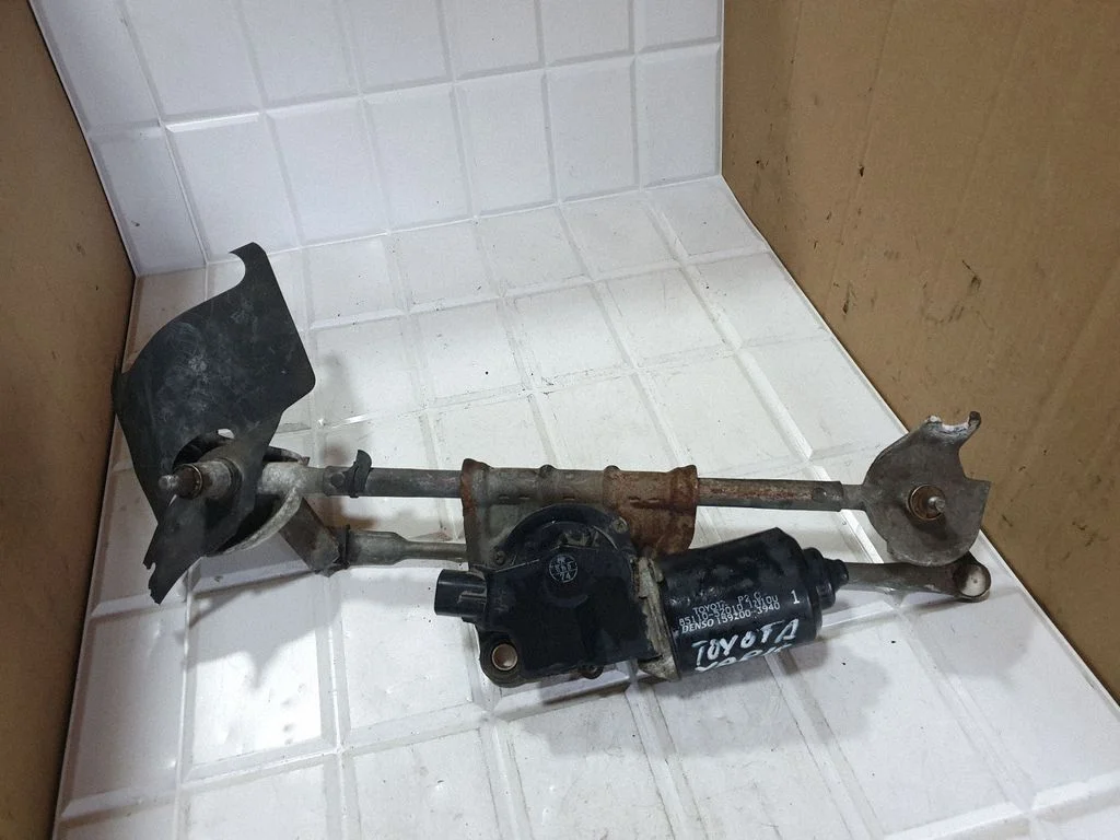 Front wiper linkage and motor – Toyota Yaris Verso (1999-2005)