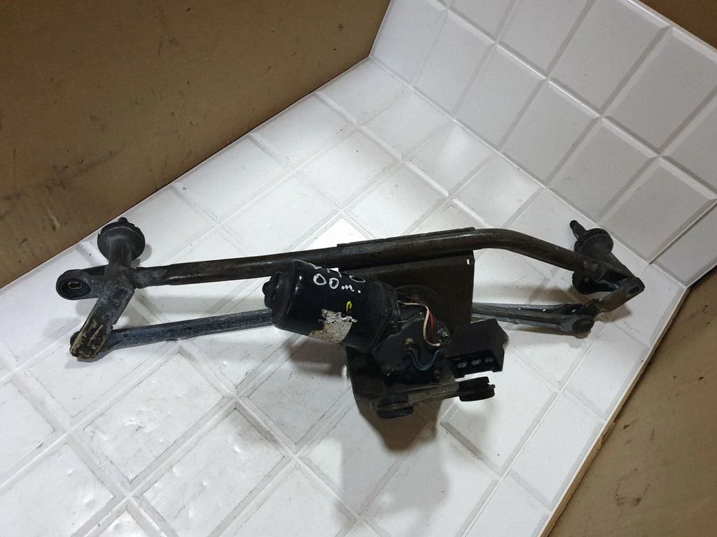 Front wiper linkage and motor – Mercedes-Benz Vito Viano W638 (1996-2003)