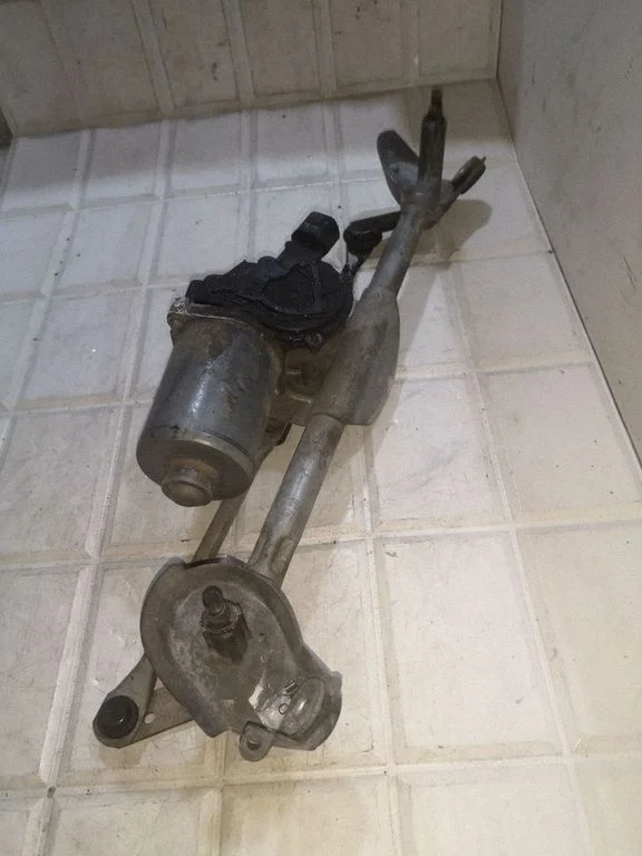 Front wiper linkage and motor – Toyota Yaris Verso (1999-2005)
