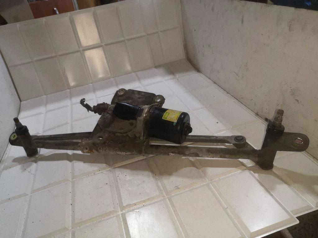 Front wiper linkage and motor