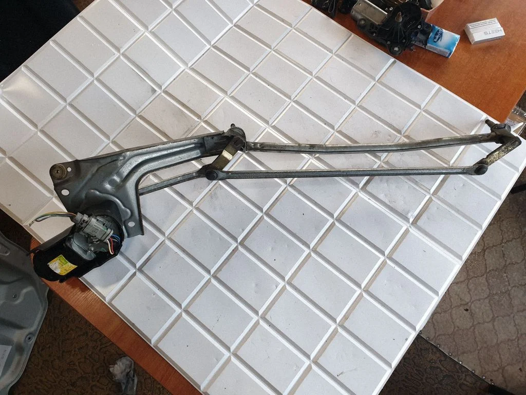 Front wiper linkage and motor – Renault Megane I (1995-2002)