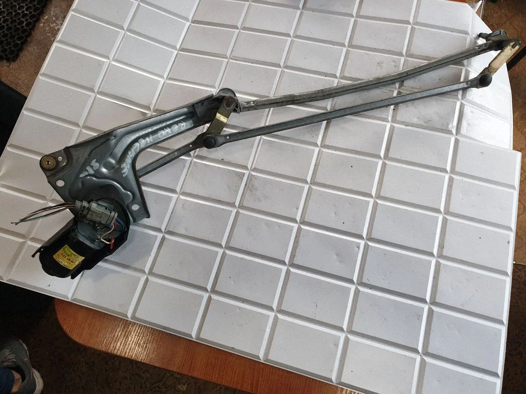 Front wiper linkage and motor – Renault Megane I (1995-2002)