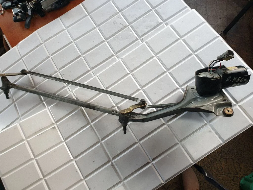 Front wiper linkage and motor – Renault Megane I (1995-2002)