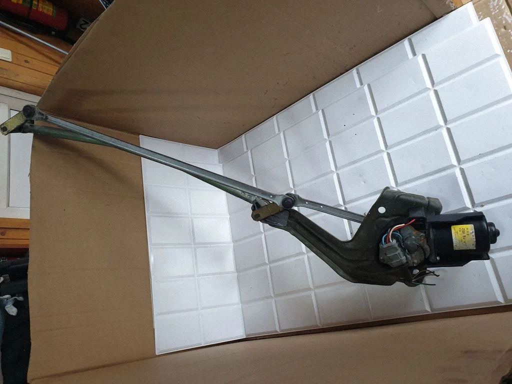 Front wiper linkage and motor – Renault Megane I (1995-2002)