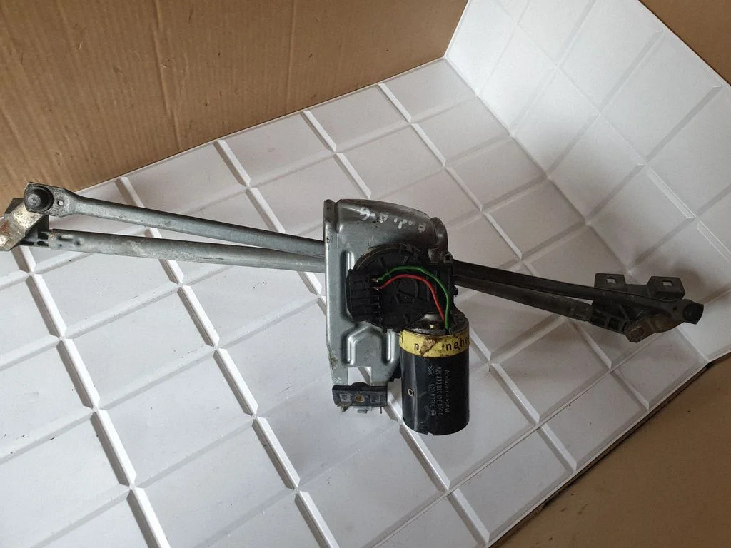 Front wiper linkage and motor