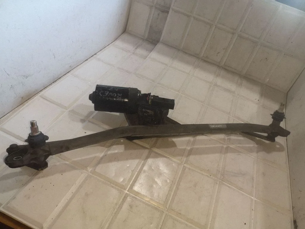 Front wiper linkage and motor